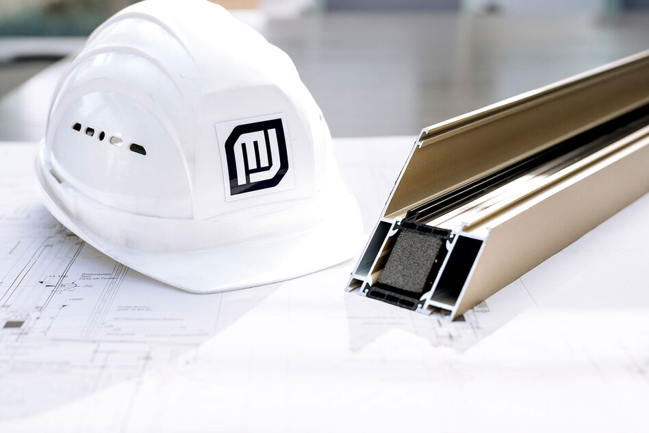 Aluminiumprofil und Schutzhelm von Metallbau Jansen