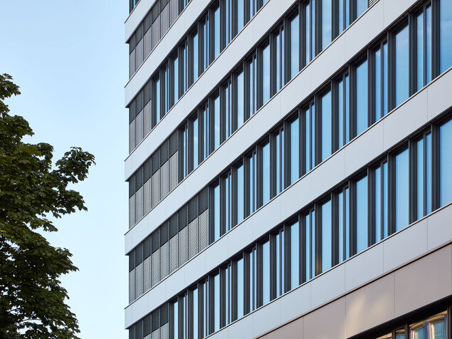 Fassadenbau für Sparkasse in Düsseldorf – Referenz von Metallbau Jansen